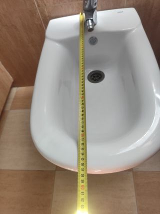 Bañera, bidé y lavabo blanco