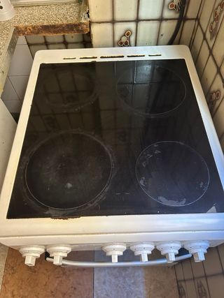 Cocina con horno y vitrocerámica