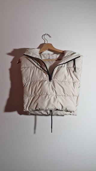 Peto abierto y acolchado ZARA con capucha