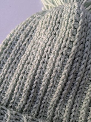 Gorro lana crochet verde pastel pompón