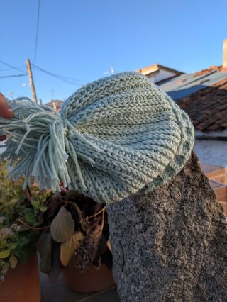 Gorro lana crochet verde pastel pompón