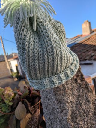 Gorro lana crochet verde pastel pompón