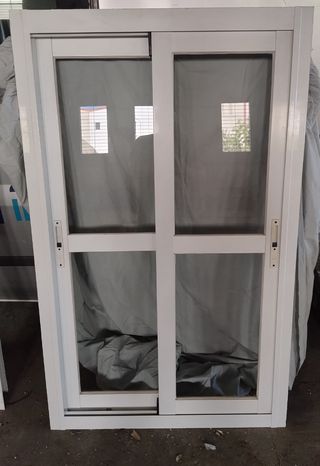 Ventana corredera blanca