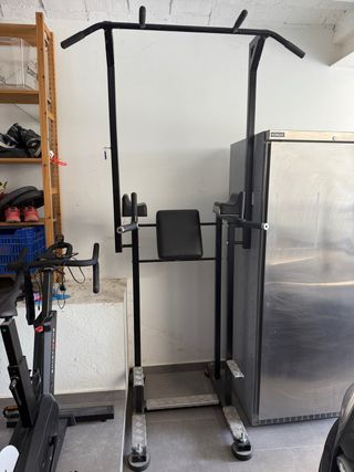Máquina de gimnasio para dominadas y fondos