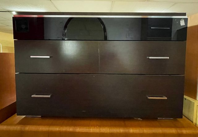 CÓMODA DE MADERA TRES CAJONES