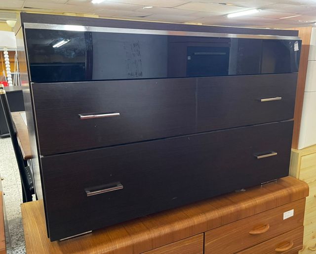 CÓMODA DE MADERA TRES CAJONES