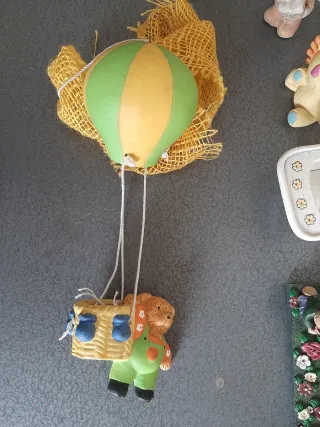 Figure, portafoto e oggetti infantili in ceramica