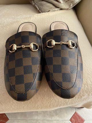 Chanclas Marrones y Negras con Hebilla Dorada 