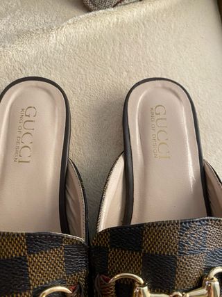 Chanclas Marrones y Negras con Hebilla Dorada 