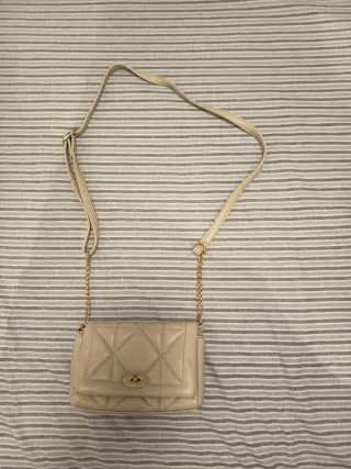 Bolso mujer beige con cadena dorada