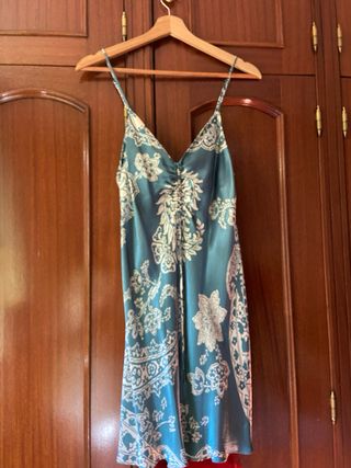 Vestido azul con estampado floral