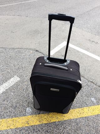 Maleta de viaje negra con ruedas