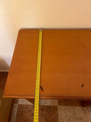 Escritorio de madera con cajones