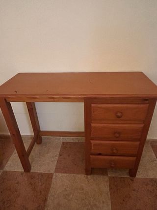 Escritorio de madera con cajones