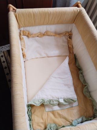 Cuna de bebé con chichonera y colcha
