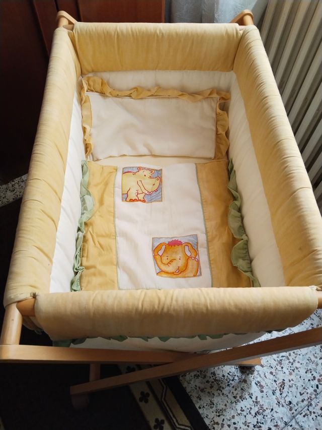 Cuna de bebé con chichonera y colcha