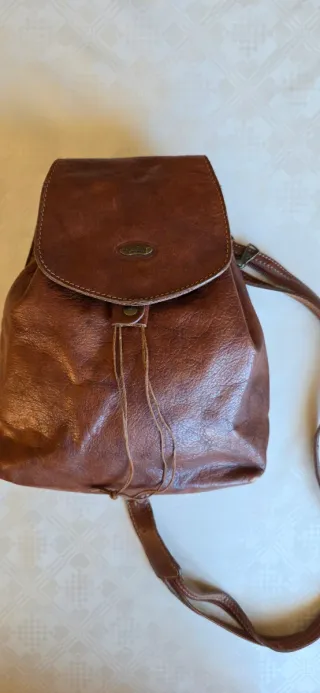 Práctica mochila pequeña de piel de calidad.
