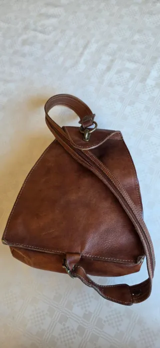 Práctica mochila pequeña de piel de calidad.