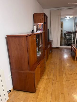Mueble de salón de madera con vitrinas.