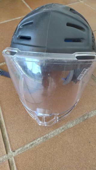 Casco de hockey con visera