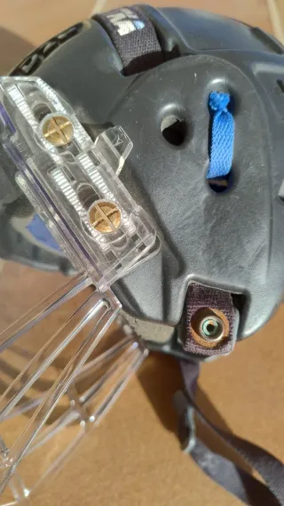 Casco de hockey con visera