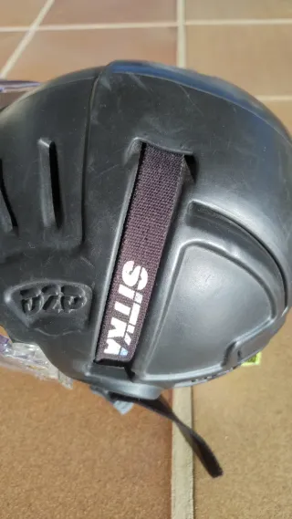 Casco de hockey con visera