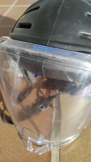 Casco de hockey con visera