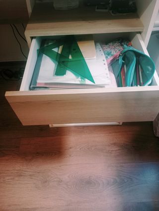 Escritorio blanco y madera con cajones
