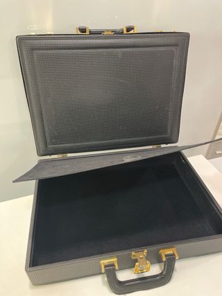 Maletín ejecutivo negro con detalles dorados