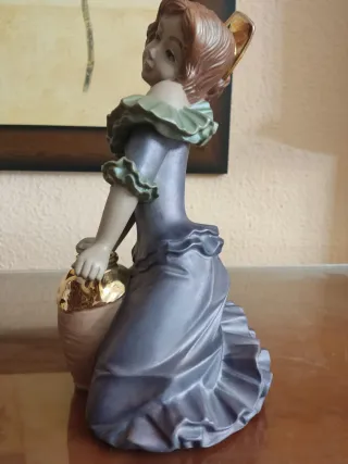 Figura mujer porcelana 37cm con peineta