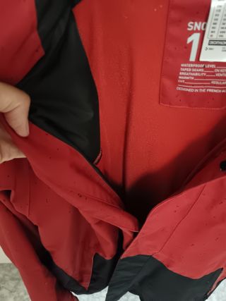 Chaqueta de esquí y nieve naranja y negra