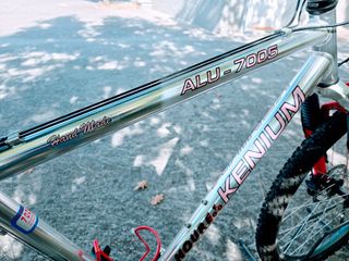 Bicicleta KENIUM ALU-7005 con accesorios