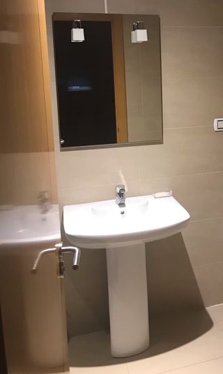 Lavabo roca y espejo con focos