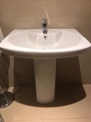 Lavabo roca y espejo con focos