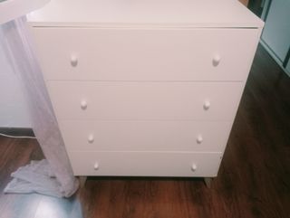Cómoda blanca de madera