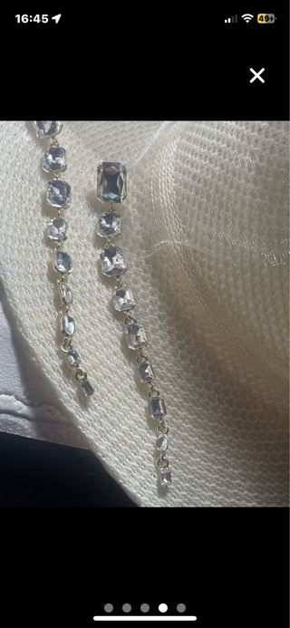 Pendientes largos plateados con piedras