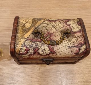 Baúl mapa mundi y espadas decorativas