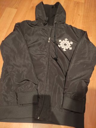Chaqueta negra con copo de nieve