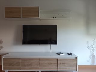 Mueble TV moderno blanco y madera