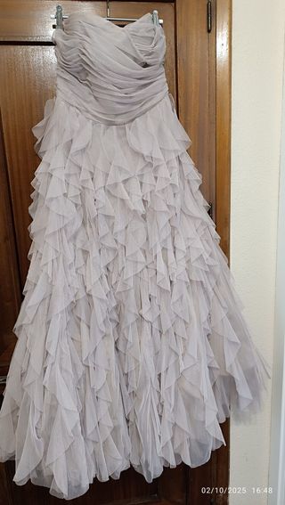 Vestido de fiesta con volantes