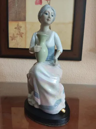 Figura porcelana mujer con jarrón