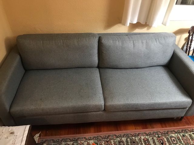 Sofá de tela gris