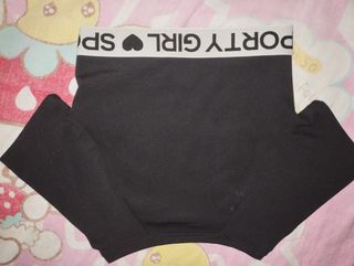 Top deportivo negro con logo