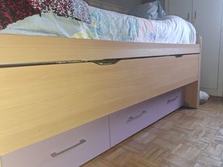 Cama individual de madera con cama abajo y cajones