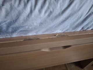 Cama individual de madera con cama abajo y cajones