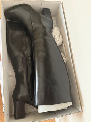 Botas de piel altas y de tacón negras