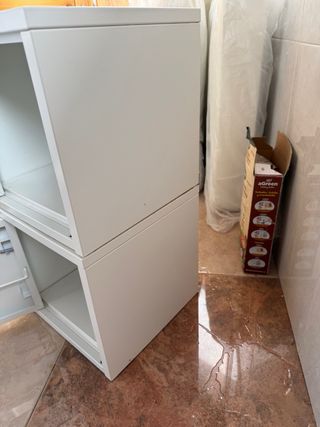 Mesilla taquilla IKEA blanca metálica
