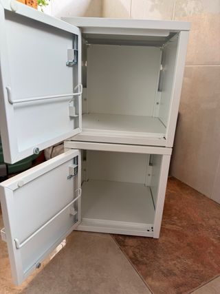 Mesilla taquilla IKEA blanca metálica