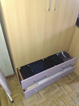 Armario de madera con cajones.
