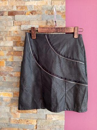 Falda negra con cremalleras